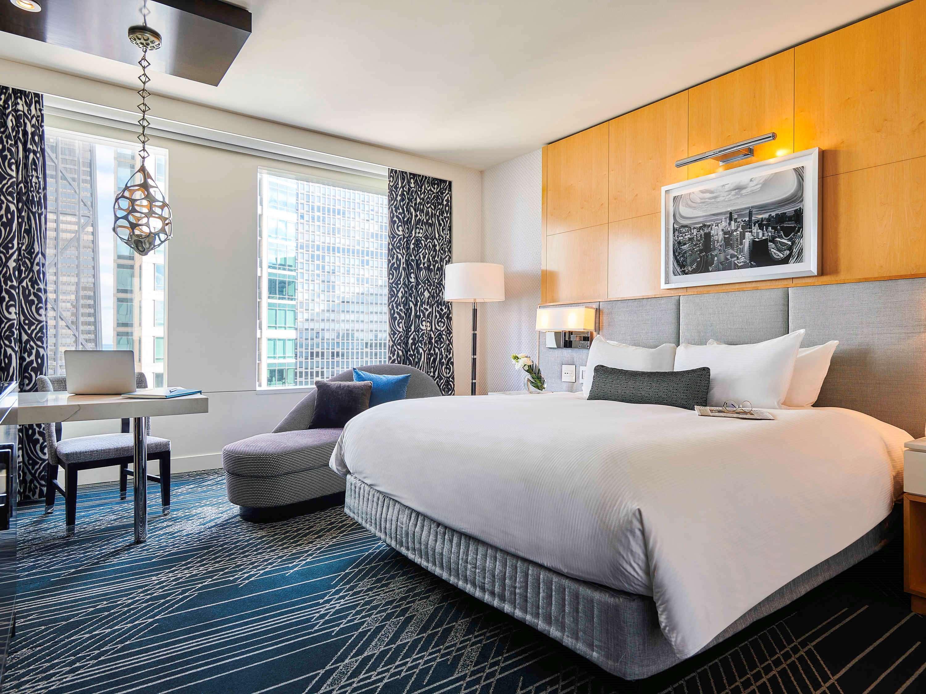 Hotel Sofitel Chicago Magnificent Mile Exteriér fotografie A guest room at the Hotel Commonwealth