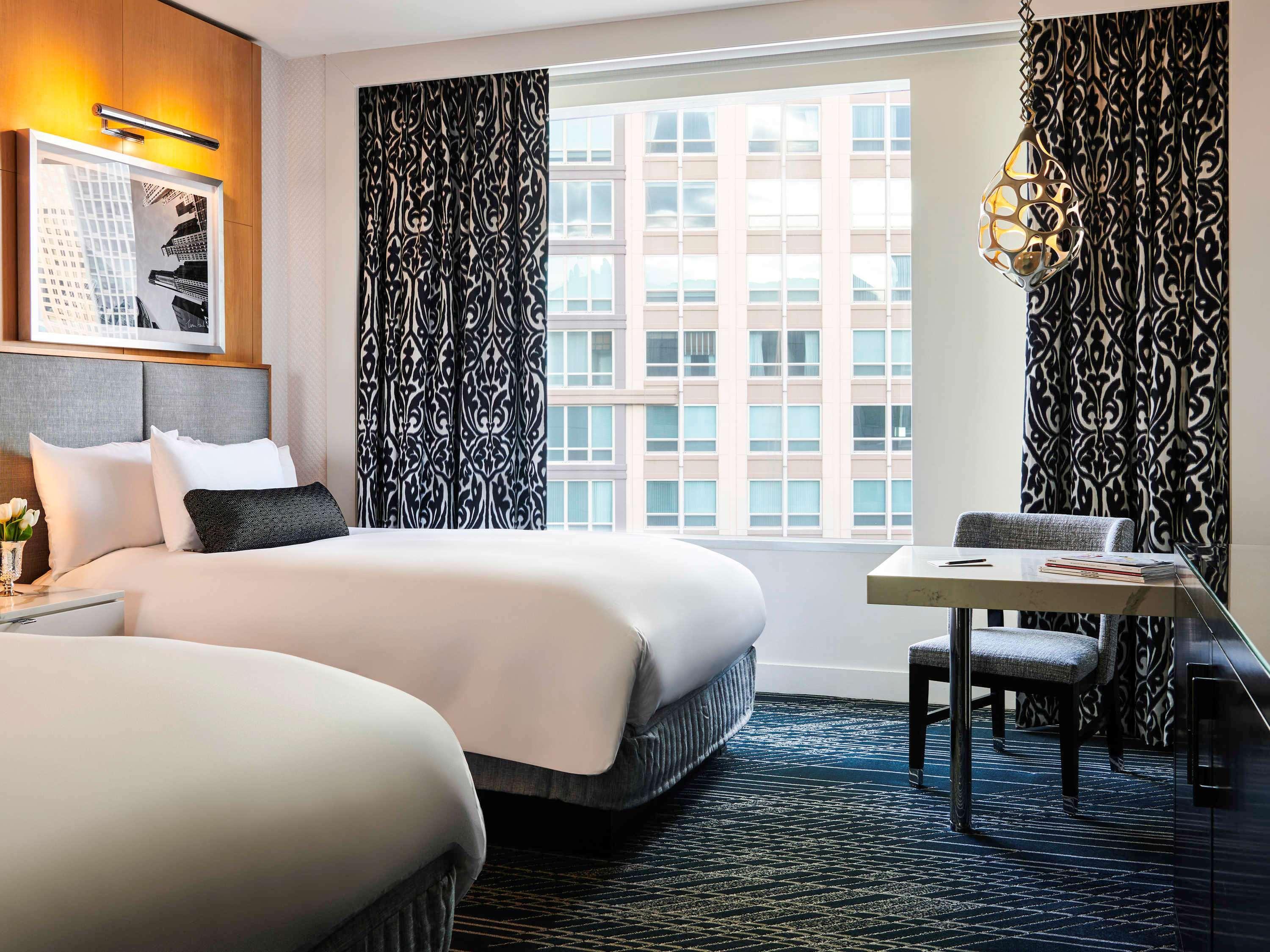 Hotel Sofitel Chicago Magnificent Mile Exteriér fotografie A guest room at the Hotel Commonwealth