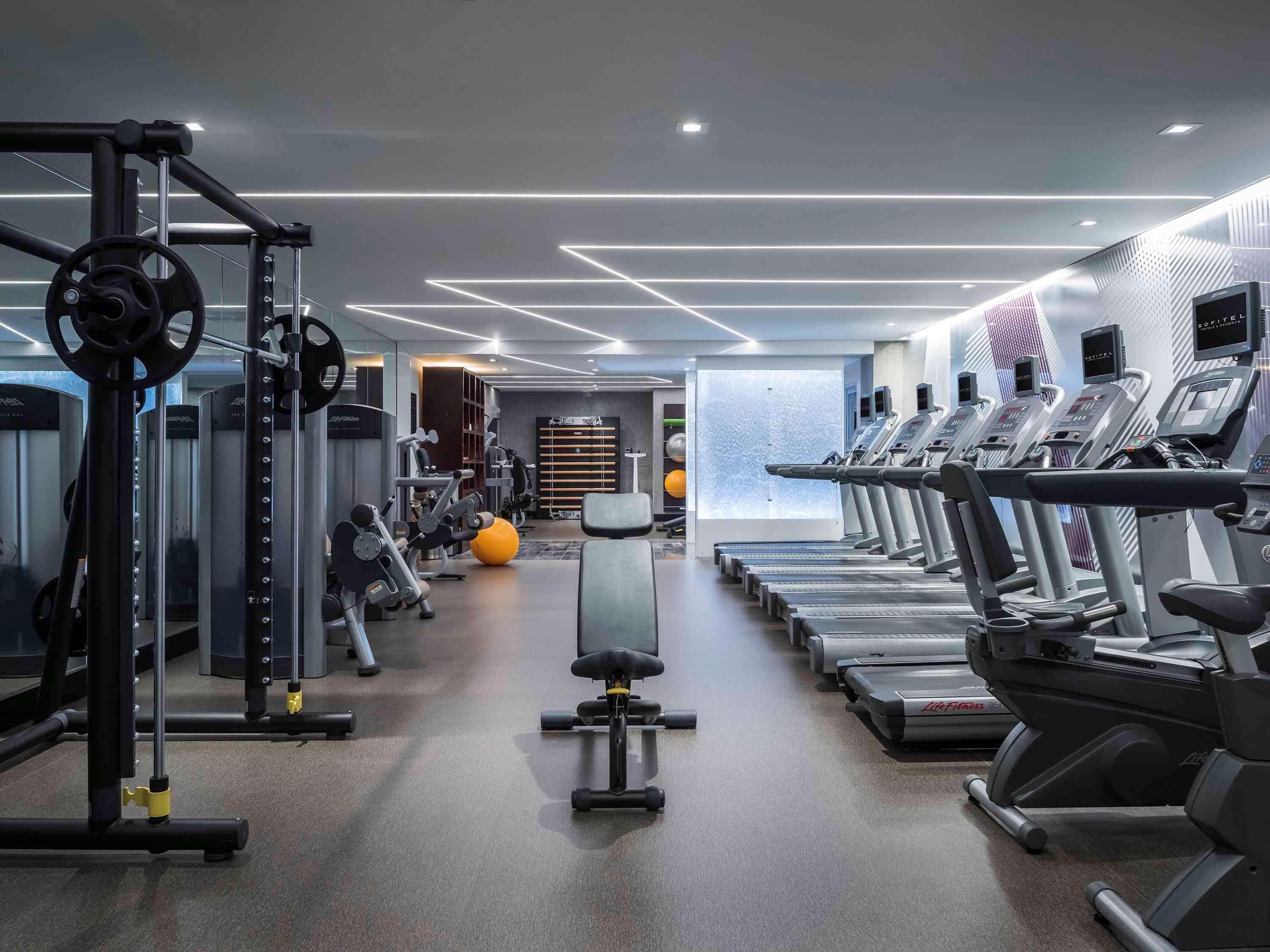 Hotel Sofitel Chicago Magnificent Mile Exteriér fotografie The gym at the hotel