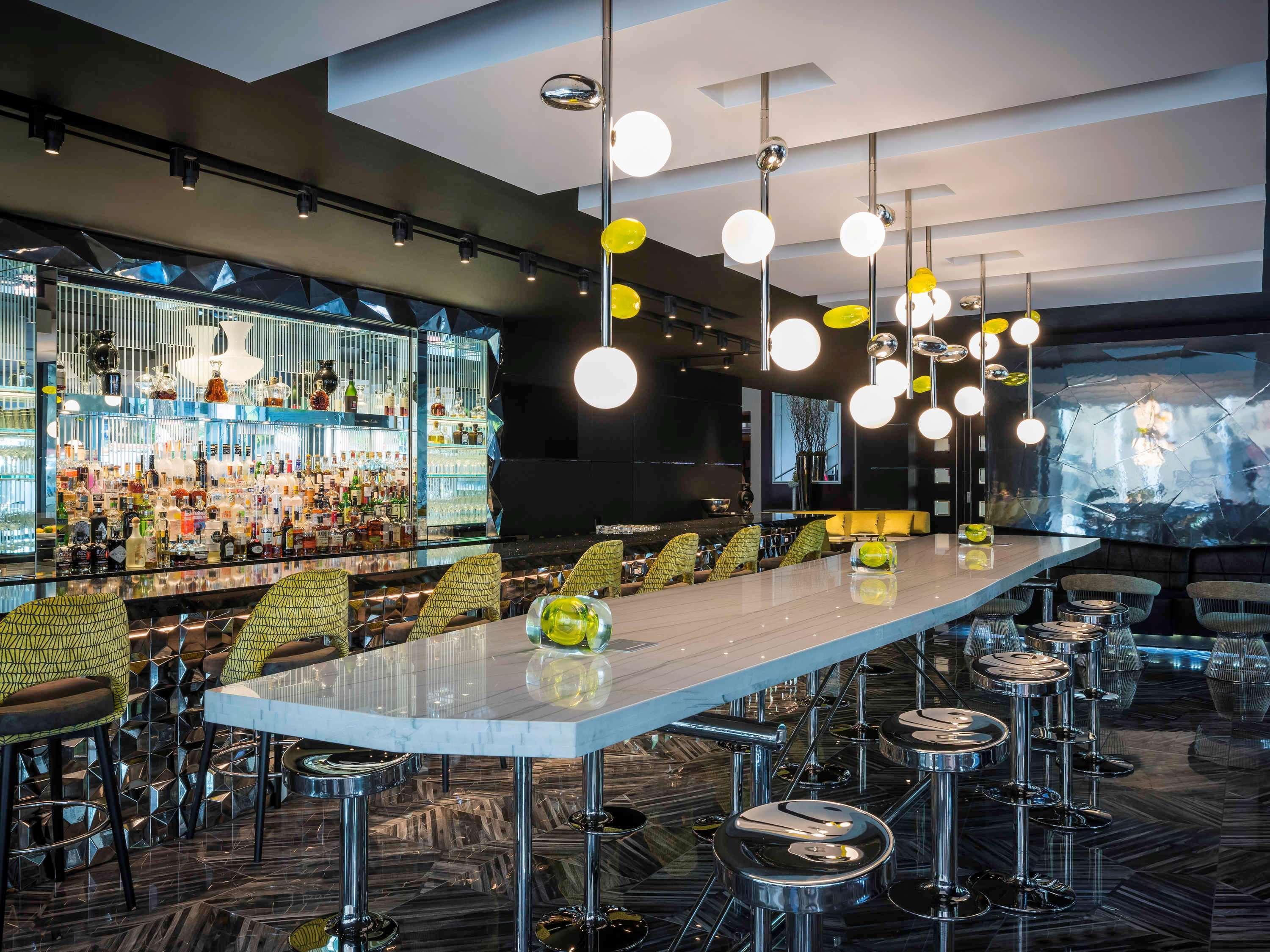Hotel Sofitel Chicago Magnificent Mile Exteriér fotografie The bar at the 2012-opened lounge