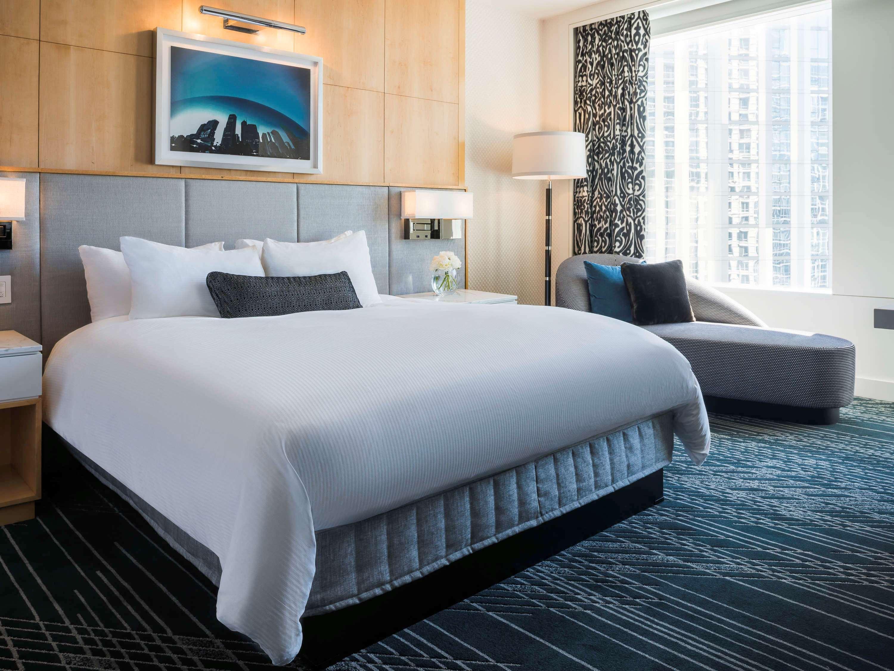 Hotel Sofitel Chicago Magnificent Mile Exteriér fotografie A guest room at the Westin Boston Seaport District