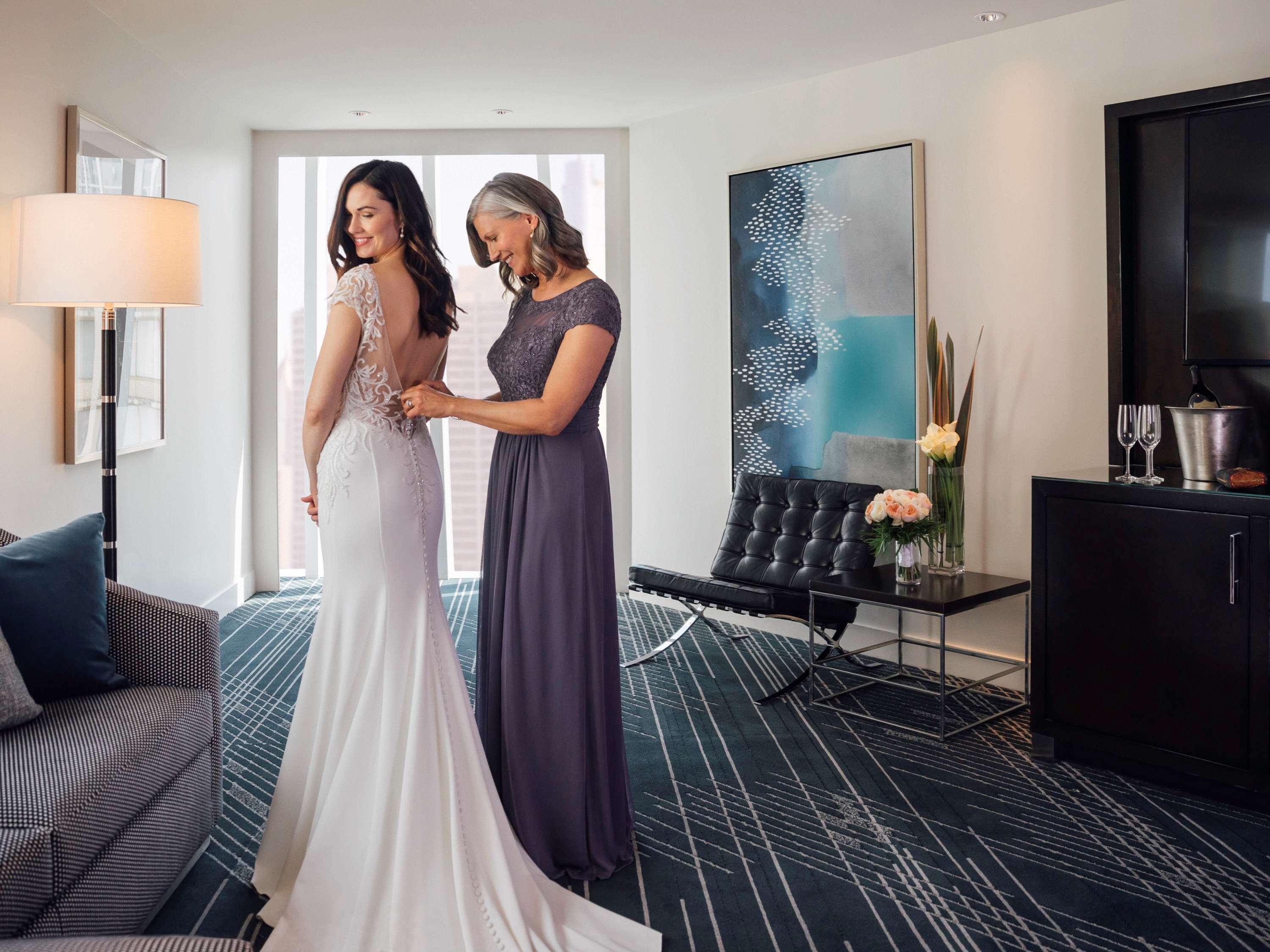 Hotel Sofitel Chicago Magnificent Mile Exteriér fotografie A mother helping her daughter get ready for her wedding
