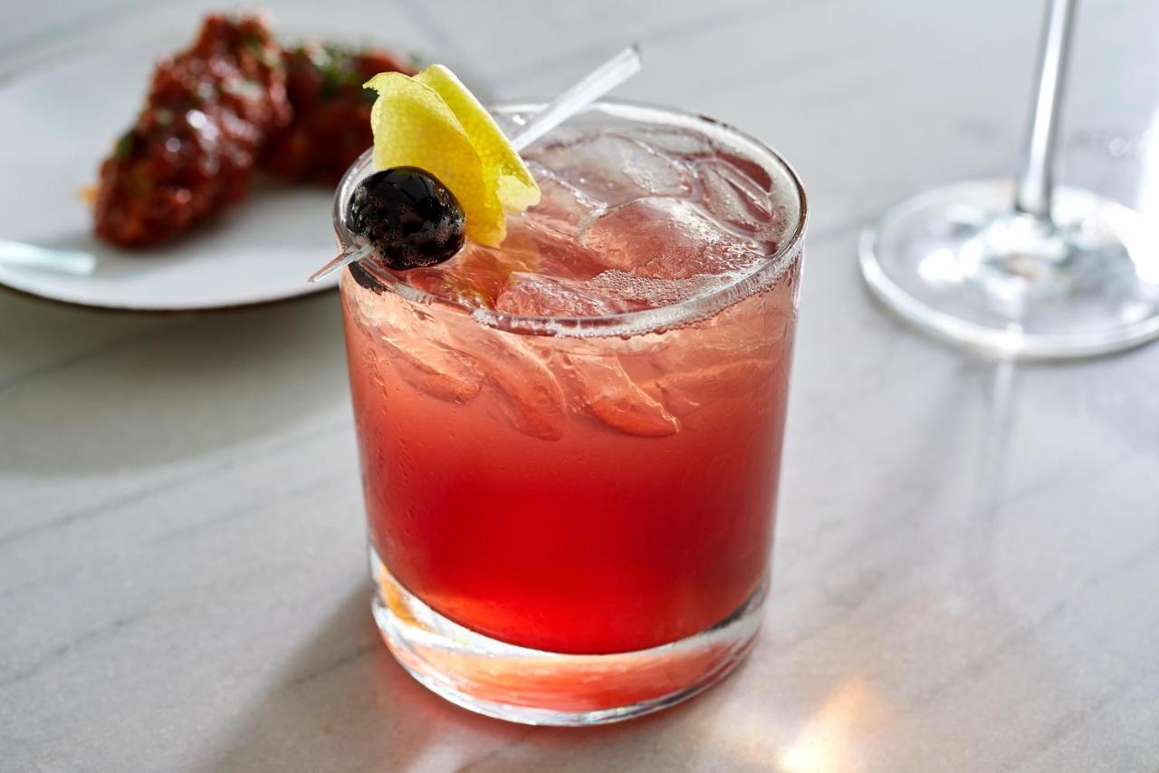 Hotel Sofitel Chicago Magnificent Mile Exteriér fotografie A Clover Club cocktail