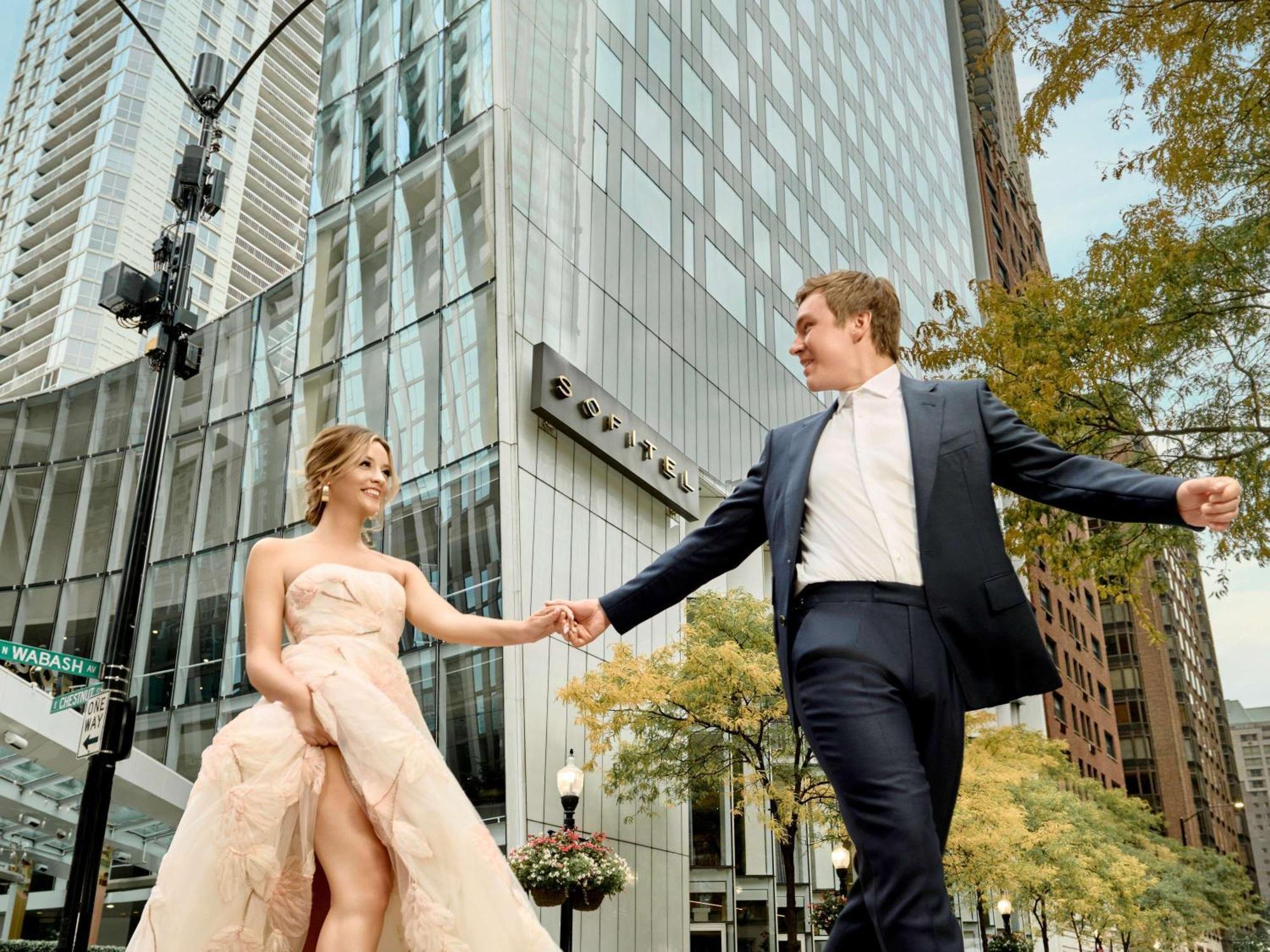 Hotel Sofitel Chicago Magnificent Mile Exteriér fotografie Wedding couple in Chicago