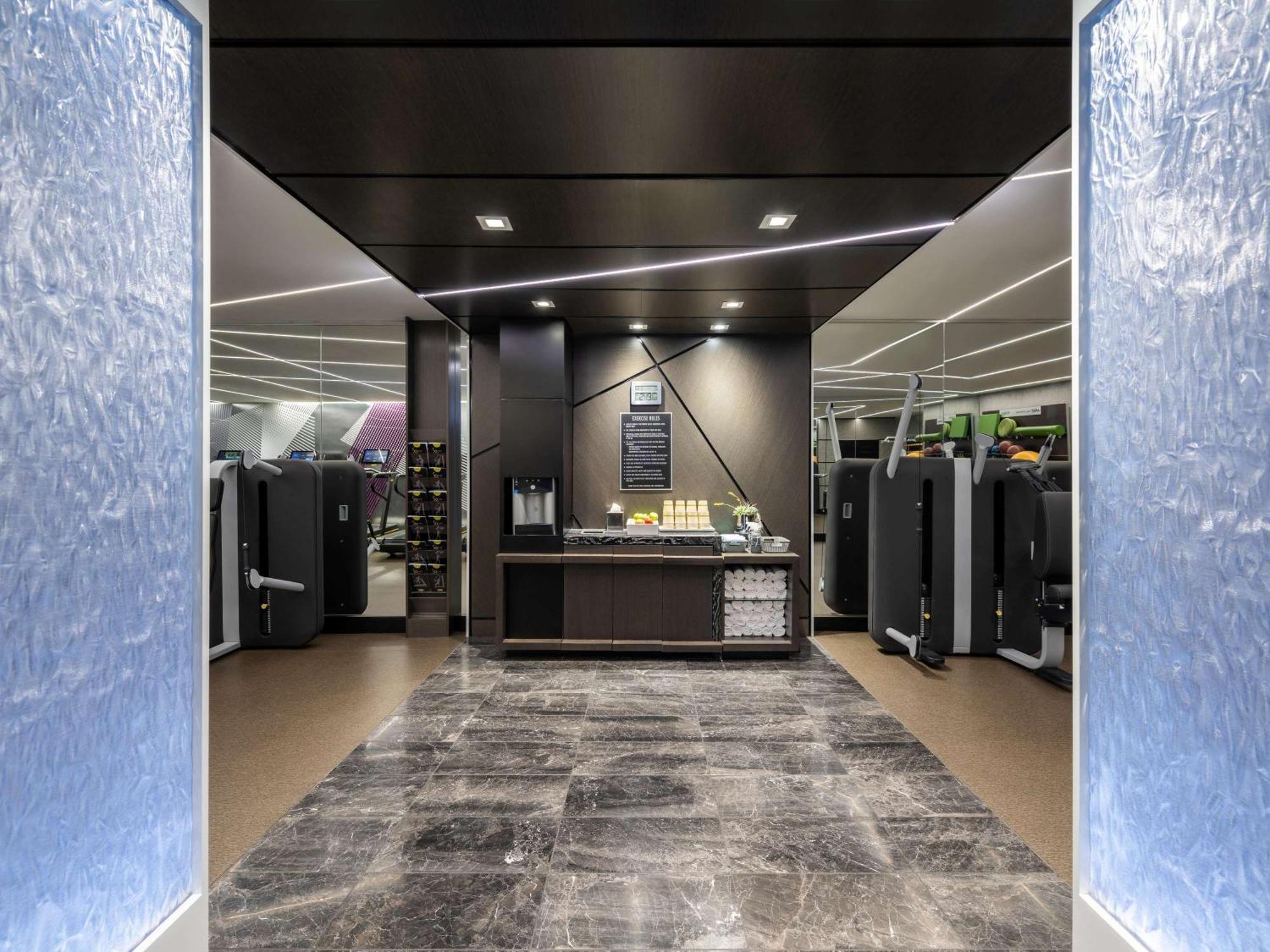 Hotel Sofitel Chicago Magnificent Mile Exteriér fotografie The interior of the new office