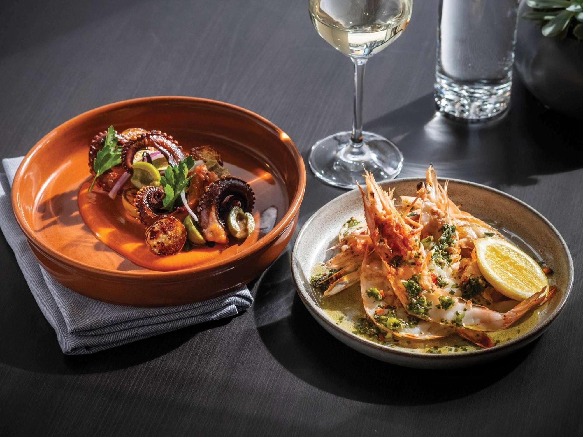 Hotel Sofitel Chicago Magnificent Mile Exteriér fotografie Octopus and prawns