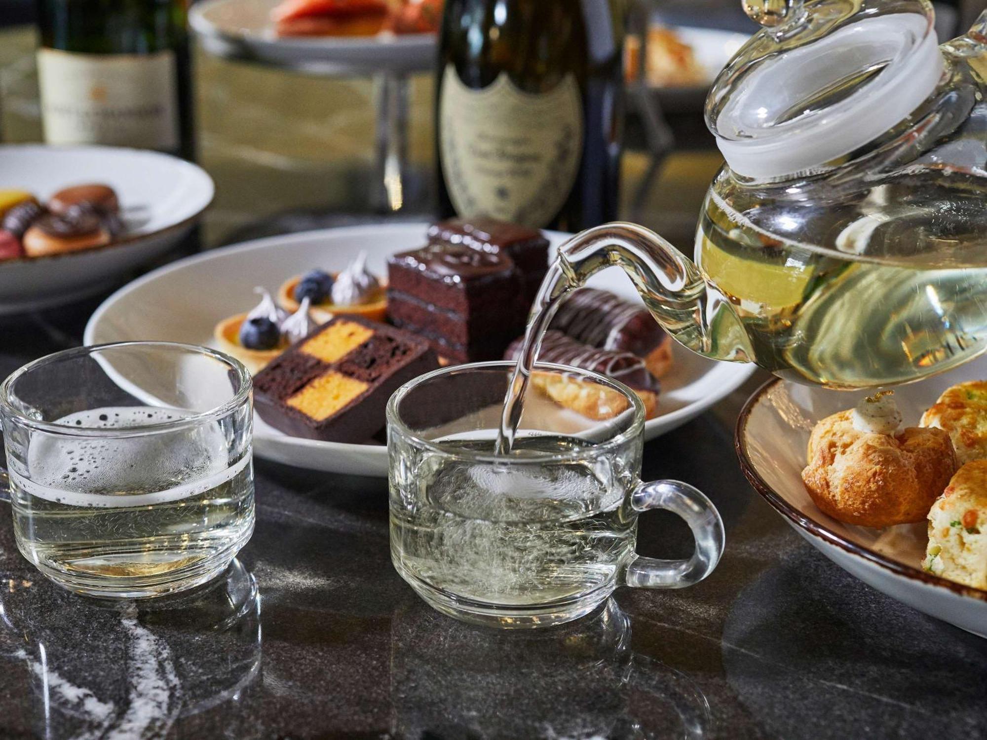 Hotel Sofitel Chicago Magnificent Mile Exteriér fotografie A glass of Champagne being poured