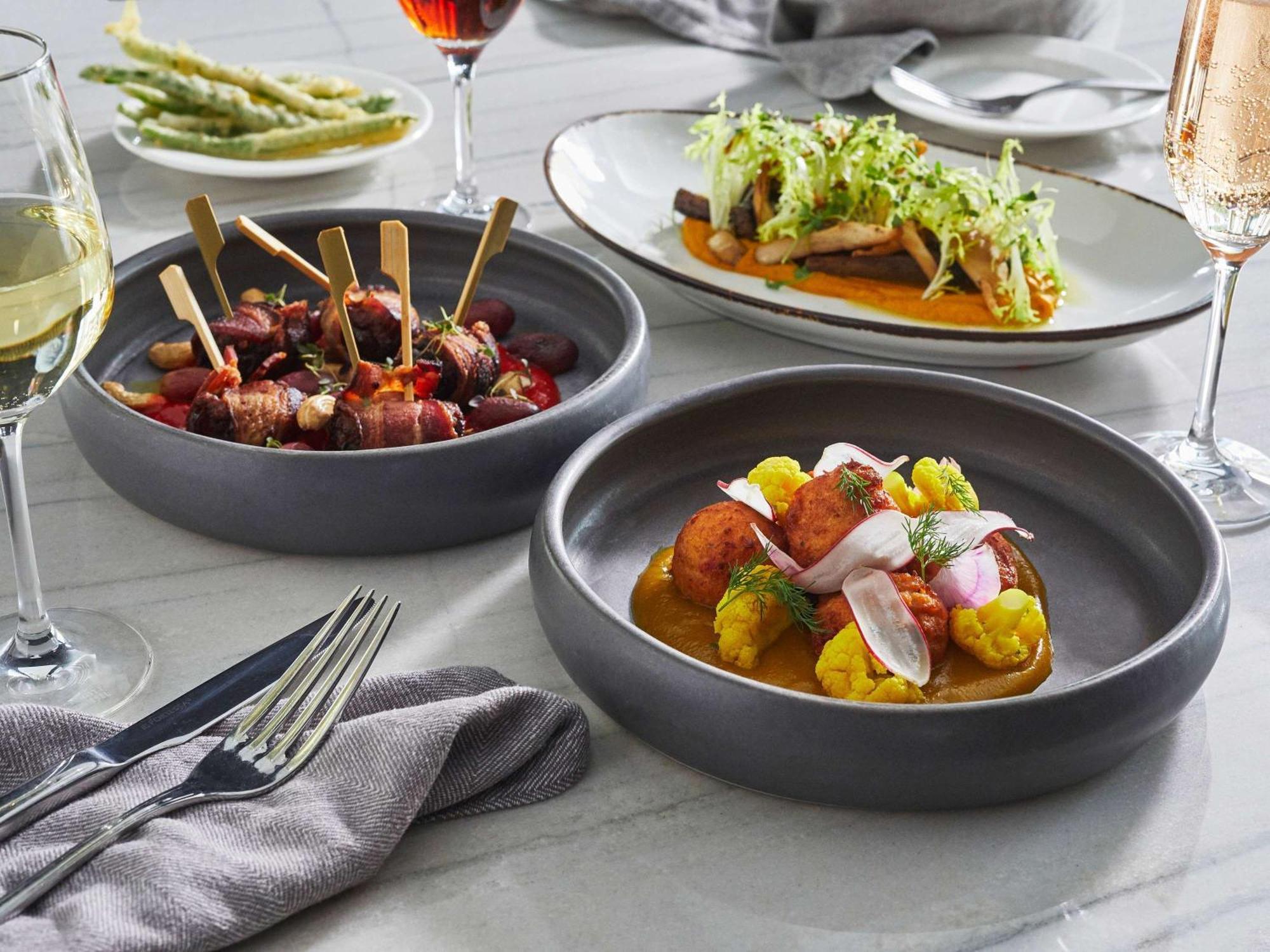 Hotel Sofitel Chicago Magnificent Mile Exteriér fotografie Dishes at the restaurant