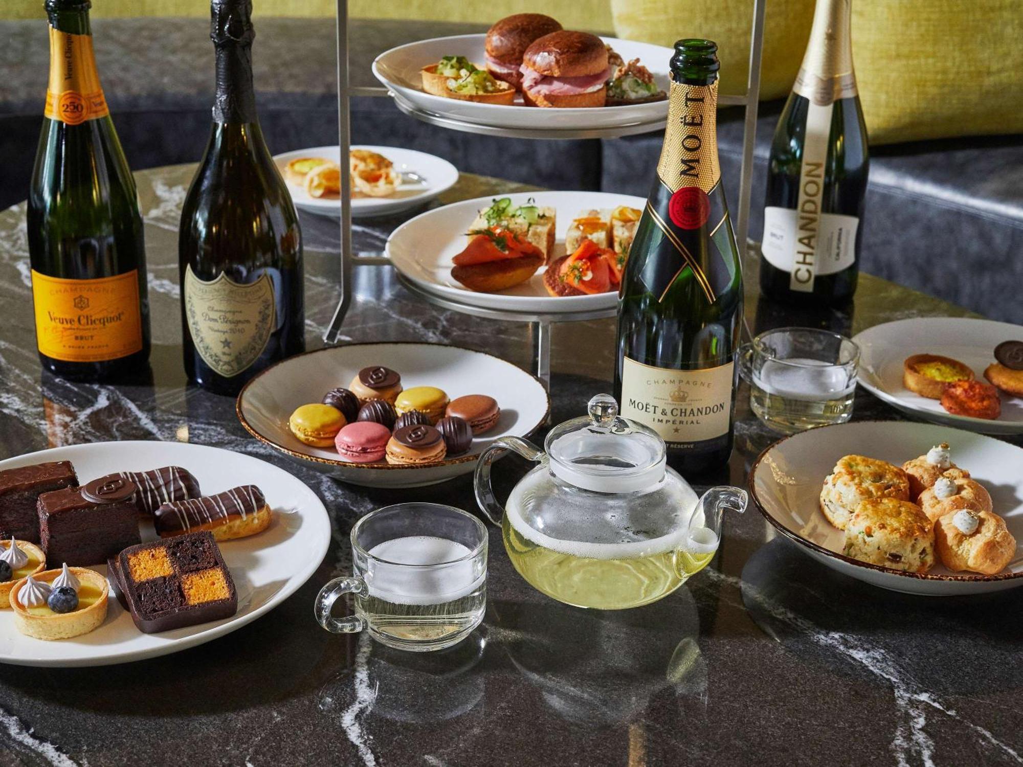Hotel Sofitel Chicago Magnificent Mile Exteriér fotografie Champagne and French desserts
