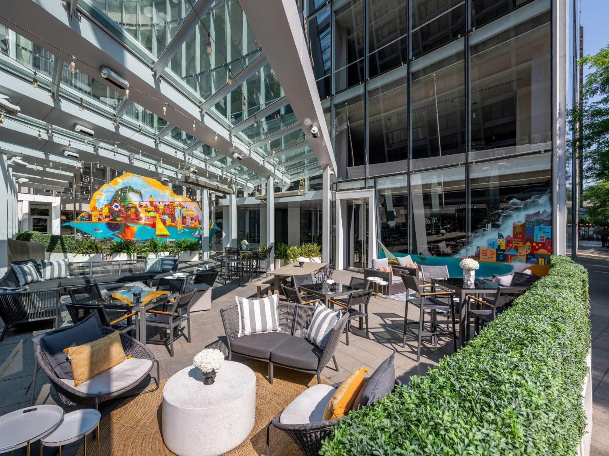 Hotel Sofitel Chicago Magnificent Mile Exteriér fotografie The Terrace at The Standard East Village