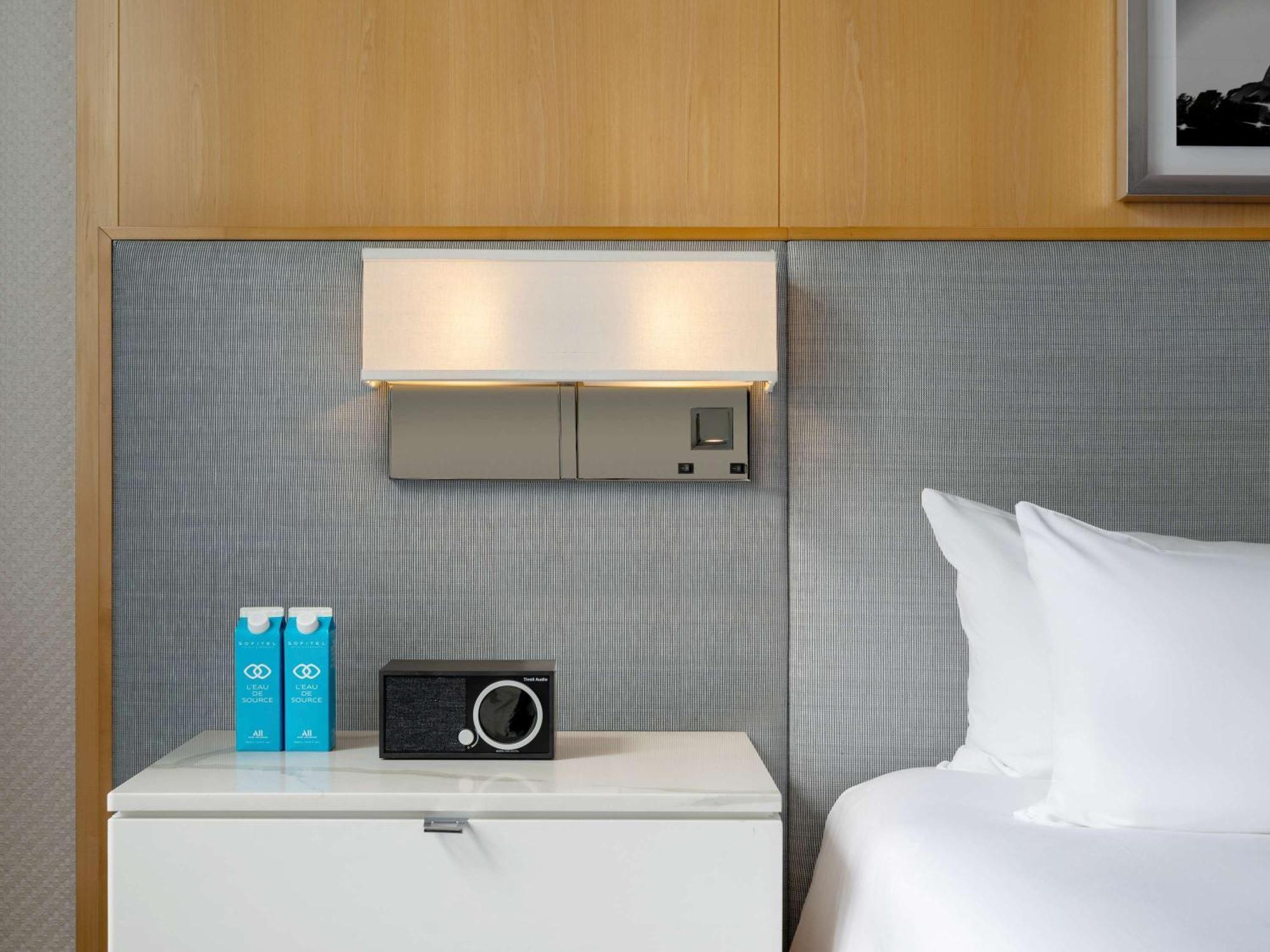 Hotel Sofitel Chicago Magnificent Mile Exteriér fotografie A bedside table with a built-in alarm clock