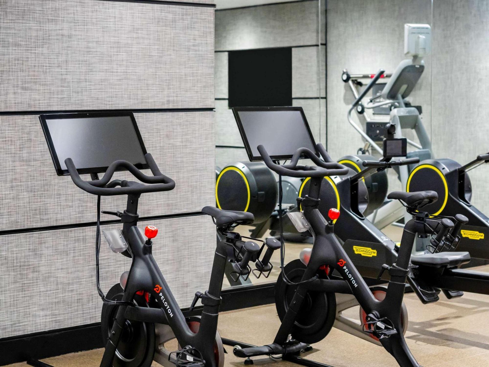 Hotel Sofitel Chicago Magnificent Mile Exteriér fotografie Peloton stationary bicycles